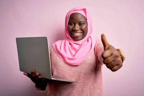 Afroamericano Size Donna Indossa Hijab Musulmano Utilizzando Computer Portatile Sfondo — Foto Stock