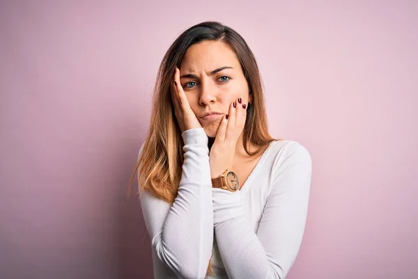 Mulher Loira Bonita Nova Com Olhos Azuis Vestindo Shirt Branca — Fotografia de Stock