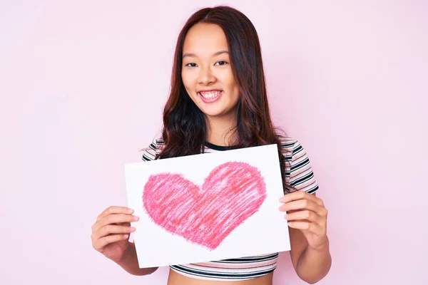 Jong Mooi Chinees Meisje Houden Hart Vorm Papier Kijken Positief — Stockfoto