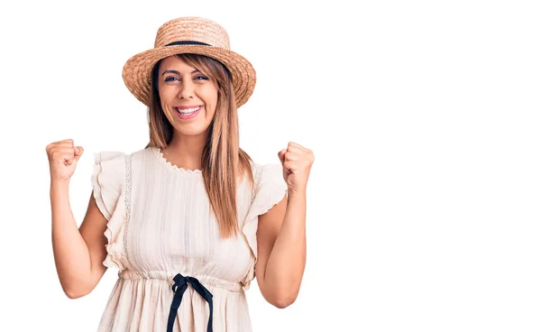 Mujer Hermosa Joven Con Sombrero Verano Camiseta Celebrando Sorprendido Sorprendido — Foto de Stock