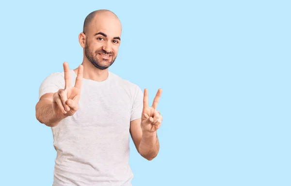 Homem Bonito Jovem Vestindo Camisa Casual Sorrindo Olhando Para Câmera — Fotografia de Stock