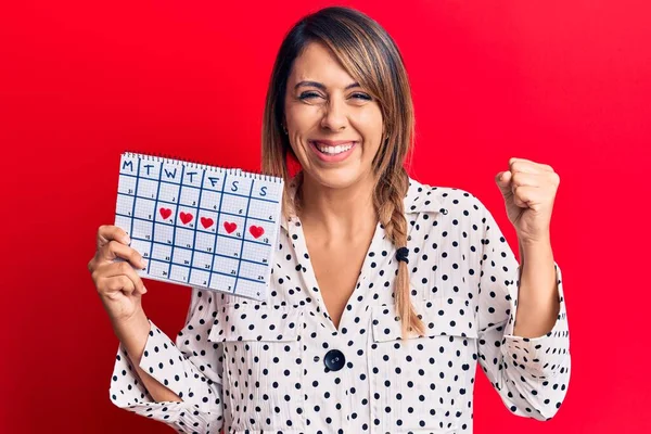 Jovem Bela Mulher Segurando Calendário Período Gritando Orgulhoso Celebrando Vitória — Fotografia de Stock