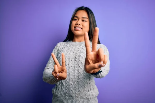Junge Schöne Asiatische Mädchen Lässigem Pullover Der Über Isoliertem Lila — Stockfoto