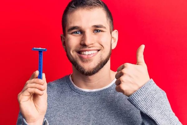 Junger Gutaussehender Mann Mit Rasiermesserscharf Lächelnd Glücklich Und Positiv Daumen — Stockfoto