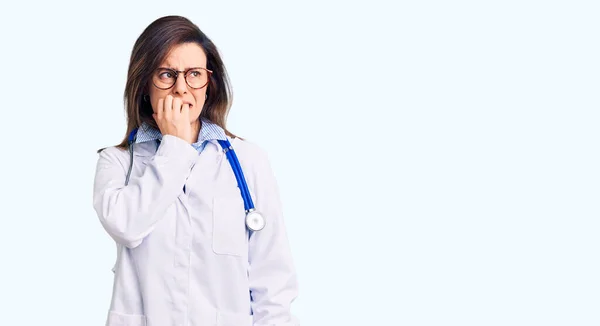 Ung Vacker Kvinna Bär Läkare Stetoskop Och Glasögon Ser Stressad — Stockfoto