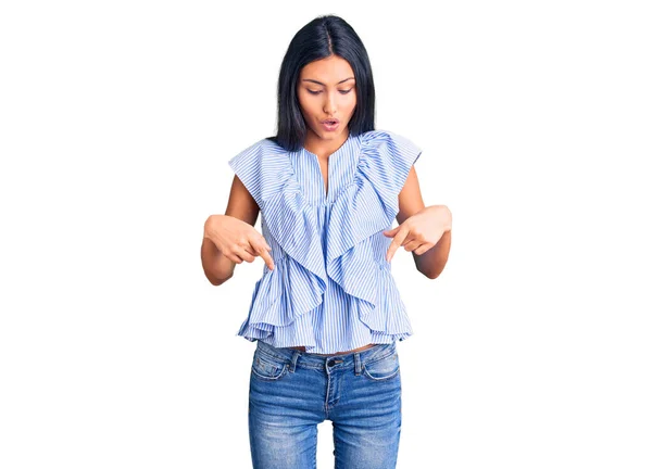 Young Beautiful Latin Girl Wearing Casual Clothes Pointing Fingers Showing — Stock Photo, Image