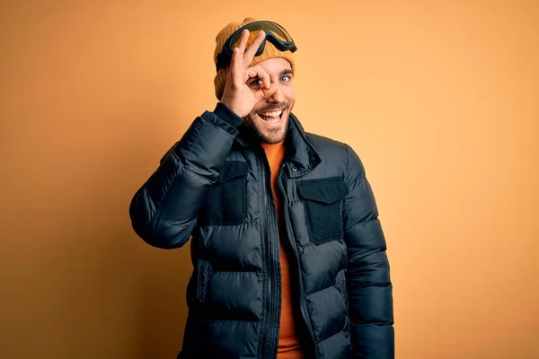 Young Handsome Skier Man Beard Wearing Snow Sportswear Ski Goggles — Stock Photo, Image