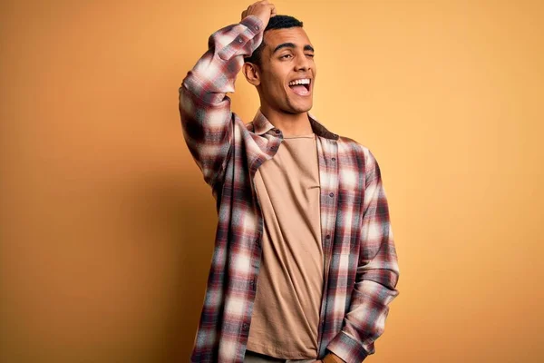 Joven Hombre Afroamericano Guapo Usando Camisa Casual Pie Sobre Fondo — Foto de Stock