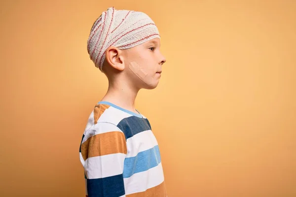 Νεαρό Μικρό Καυκάσιο Παιδί Τραυματίστηκε Φορώντας Ιατρικό Επίδεσμο Στο Κεφάλι — Φωτογραφία Αρχείου