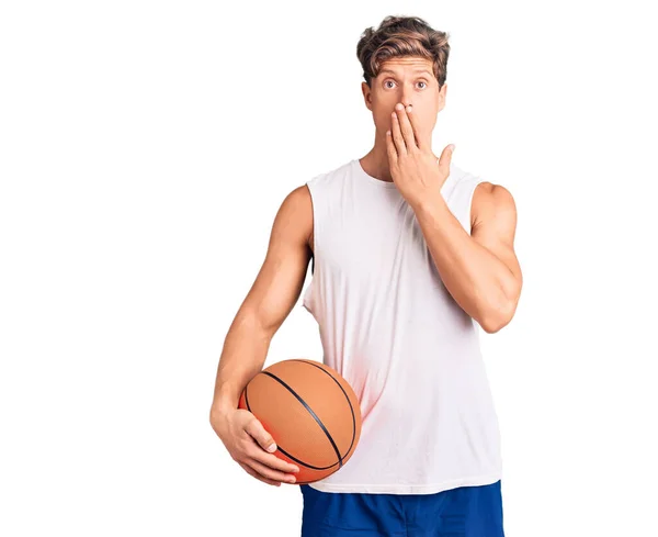 Jovem Homem Bonito Segurando Bola Basquete Cobrindo Boca Com Mão — Fotografia de Stock