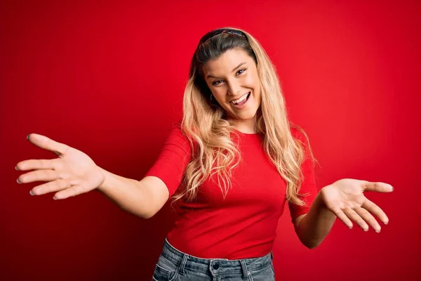 Junge Schöne Blonde Frau Lässigem Shirt Steht Über Isoliertem Rotem — Stockfoto