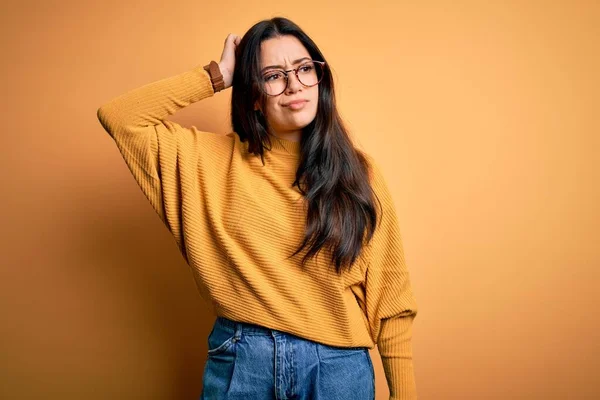 Jonge Brunette Vrouw Draagt Bril Casual Trui Geel Geïsoleerde Achtergrond — Stockfoto