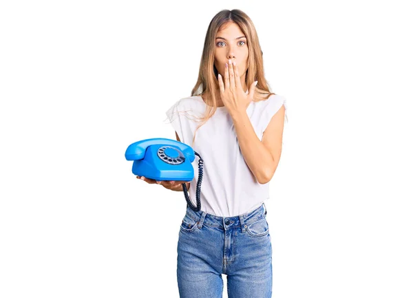 Bella Donna Caucasica Con Capelli Biondi Che Tengono Telefono Vintage — Foto Stock