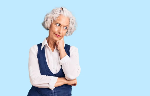 Oudere Grijsharige Vrouw Met Casual Kleding Serieus Gezicht Denken Vraag — Stockfoto