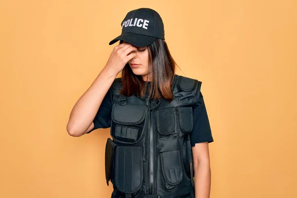 Молода Красива Брюнетка Поліцейська Носить Поліцейську Форму Куленепробивної Кепку Втомленого — стокове фото