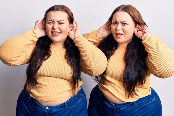 Young Size Twins Wearing Casual Clothes Trying Hear Both Hands — Stock Photo, Image