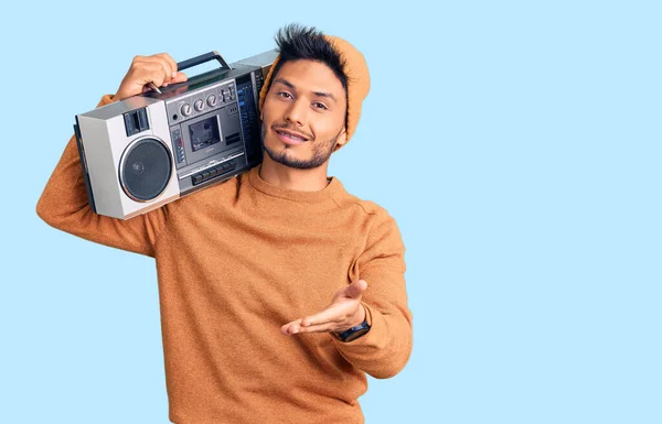 Bonito Jovem Latino Americano Segurando Boombox Ouvindo Música Sorrindo Alegre — Fotografia de Stock