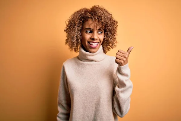 Ung Vacker Afrikansk Amerikansk Kvinna Bär Polotröja Över Gul Bakgrund — Stockfoto