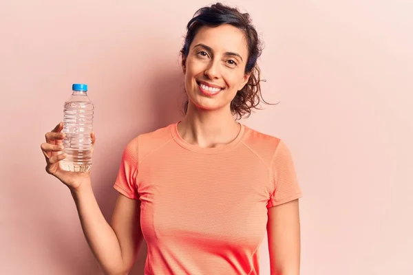 Ung Vacker Latinamerikansk Kvinna Dricka Flaska Vatten Ser Positiv Och — Stockfoto
