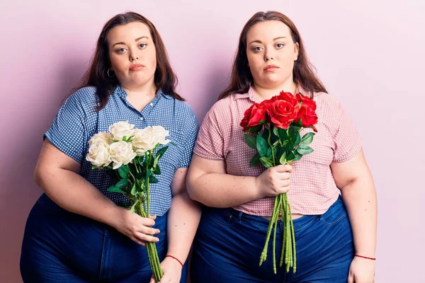 Young Size Twins Holding Flowers Thinking Attitude Sober Expression Looking — Stock Photo, Image