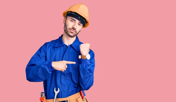 Jovem Hispânico Vestindo Uniforme Trabalhador Com Pressa Apontando Para Assistir — Fotografia de Stock