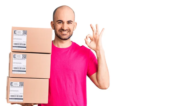 Homem Bonito Jovem Segurando Pacote Entrega Fazendo Sinal Com Dedos — Fotografia de Stock