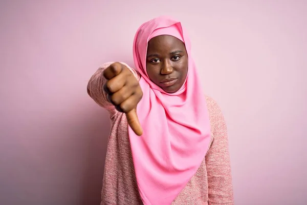 Fiatal Afro Amerikai Plusz Méret Visel Muszlim Hidzsáb Izolált Rózsaszín — Stock Fotó
