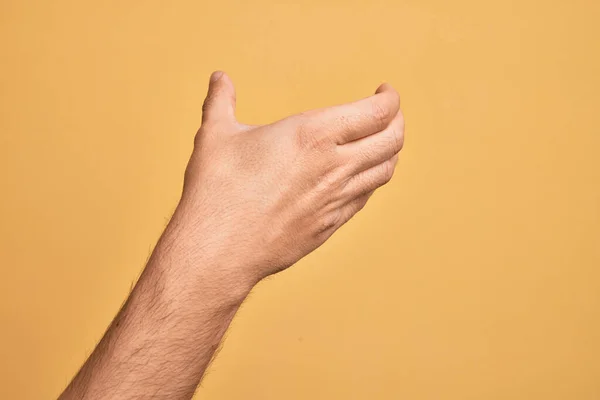 Mano Joven Caucásico Mostrando Los Dedos Sobre Fondo Amarillo Aislado —  Fotos de Stock
