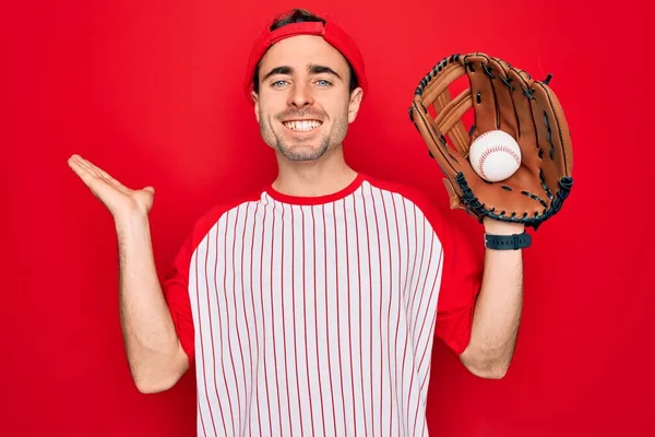 Jovem Bonito Homem Desportivo Com Olhos Azuis Jogando Beisebol Usando — Fotografia de Stock