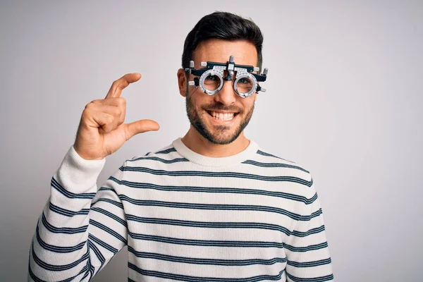 Homem Bonito Jovem Com Barba Vestindo Óculos Optometria Sobre Fundo — Fotografia de Stock