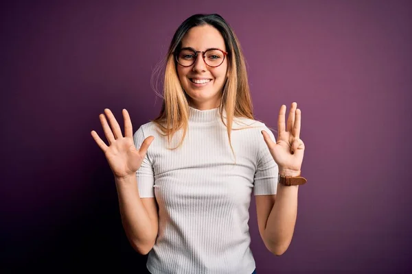 Giovane Bella Donna Bionda Con Gli Occhi Blu Indossa Casual — Foto Stock