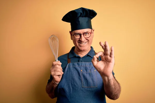 Middelbare Leeftijd Hamer Fornuis Man Met Schort Hoed Met Garde — Stockfoto