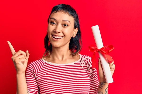 Jovem Mulher Segurando Diploma Pós Graduação Sorrindo Feliz Apontando Com — Fotografia de Stock