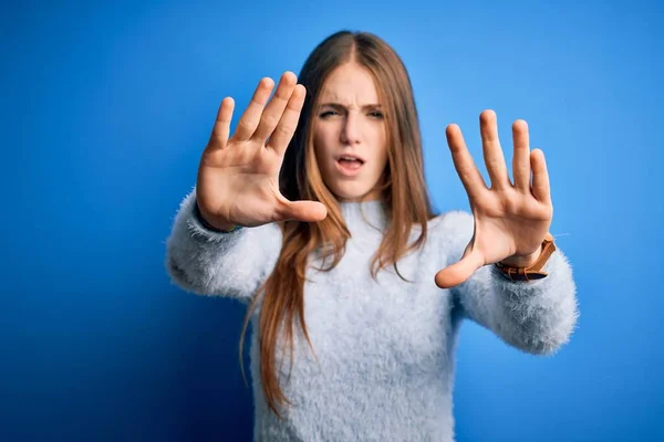 Jeune Belle Femme Rousse Portant Pull Décontracté Sur Fond Bleu — Photo