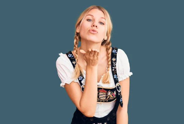 Młoda Piękna Blondynka Sukience Oktoberfest Patrząc Aparat Dmuchanie Pocałunek Ręki — Zdjęcie stockowe