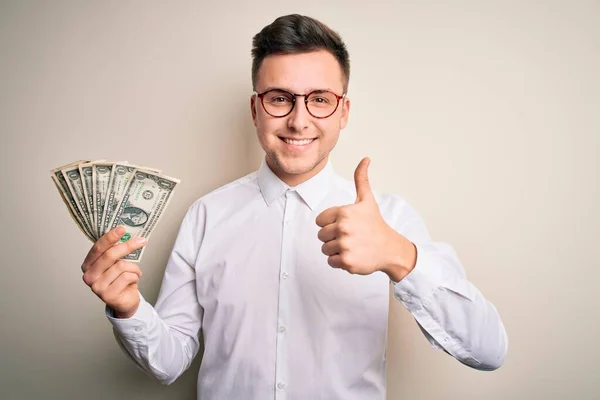 Yakışıklı Beyaz Adamı Elinde Bir Dolarlık Banknotlar Tutuyor Kocaman Gülümsüyor — Stok fotoğraf