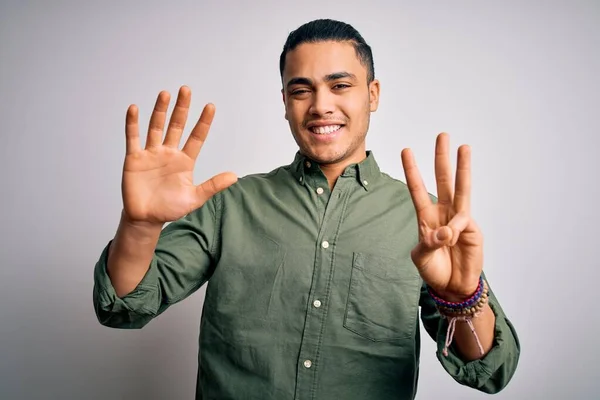 Jovem Brasileiro Vestindo Camisa Casual Sobre Fundo Branco Isolado Mostrando — Fotografia de Stock