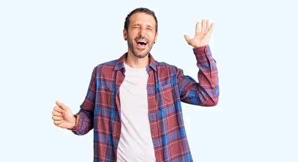 Jovem Homem Bonito Vestindo Roupas Casuais Dançando Feliz Alegre Sorrindo — Fotografia de Stock