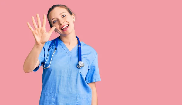 Jovem Mulher Loira Bonita Vestindo Uniforme Médico Estetoscópio Mostrando Apontando — Fotografia de Stock