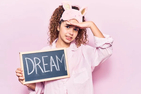 Bella Ragazza Con Capelli Ricci Indossando Maschera Del Sonno Pigiama — Foto Stock