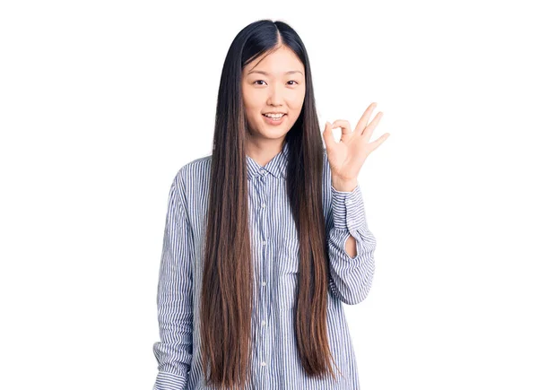 Jovem Mulher Chinesa Bonita Vestindo Camisa Casual Sorrindo Positivo Fazendo — Fotografia de Stock