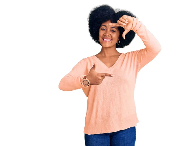 Fiatal Afro Amerikai Lány Alkalmi Ruhát Visel Mosolygós Így Keret — Stock Fotó