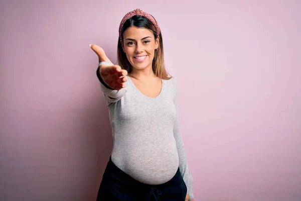 Jonge Mooie Brunette Vrouw Zwanger Verwacht Baby Geïsoleerde Roze Achtergrond — Stockfoto