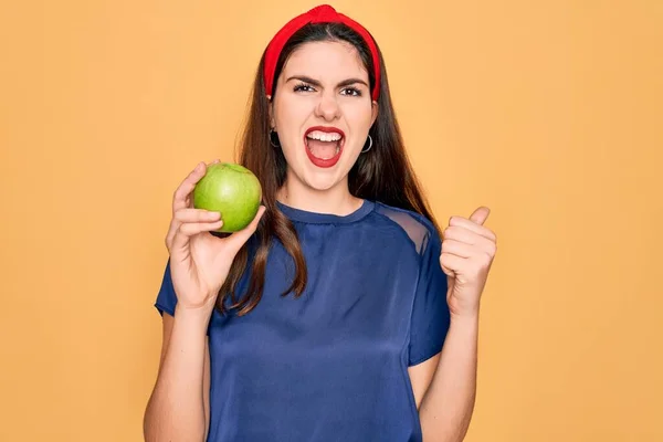 Junge Schöne Mädchen Essen Frischen Bio Gesunden Grünen Apfel Auf — Stockfoto