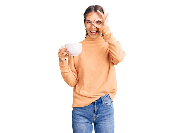 Hermosa Mujer Caucásica Con Pelo Rubio Bebiendo Café Sonriendo Feliz — Foto de Stock