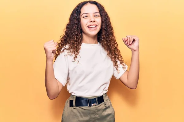 Menina Criança Bonita Com Cabelo Encaracolado Vestindo Roupas Casuais Gritando — Fotografia de Stock