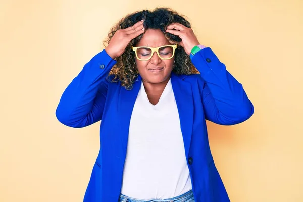 Jonge Afro Amerikaanse Size Vrouw Draagt Een Zakelijke Jas Een — Stockfoto