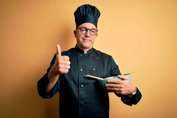 Hombre Guapo Cocinero Pelo Gris Mediana Edad Con Uniforme Cocina —  Fotos de Stock