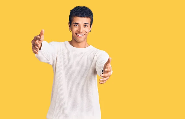 Jovem Afro Americano Vestindo Roupas Casuais Olhando Para Câmera Sorrindo — Fotografia de Stock