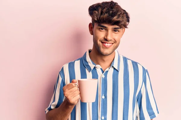 Joven Hombre Hispano Sosteniendo Café Con Aspecto Positivo Feliz Pie —  Fotos de Stock